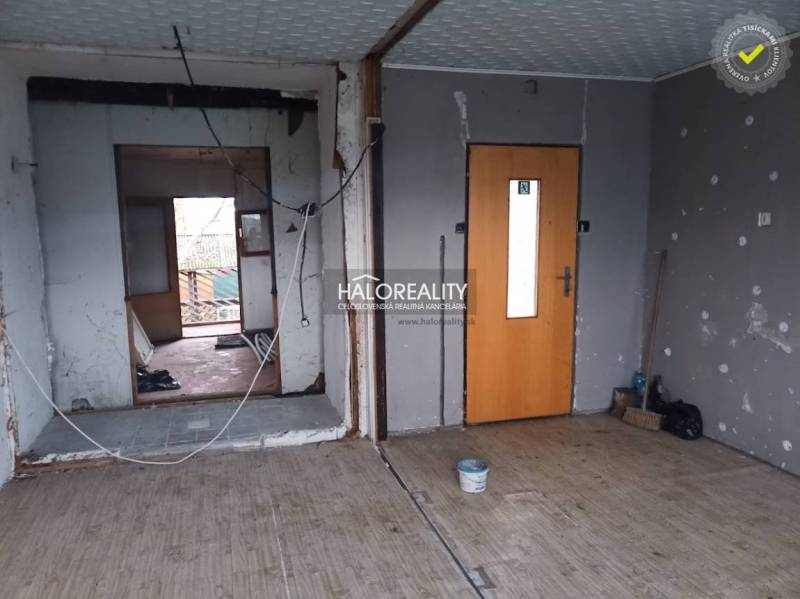 Místnost s podlahou s dřevěným dekorem a nedokončenými stěnami na Rekreačních pozemcích.