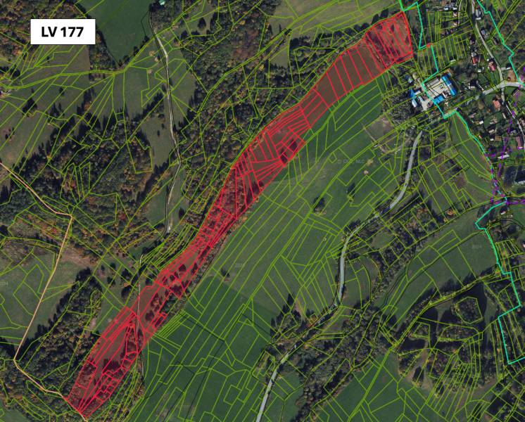 Lúčky: Zemědělské a lesní pozemky se zvýrazněnými parcelami, cestami a oblastmi v krajině.