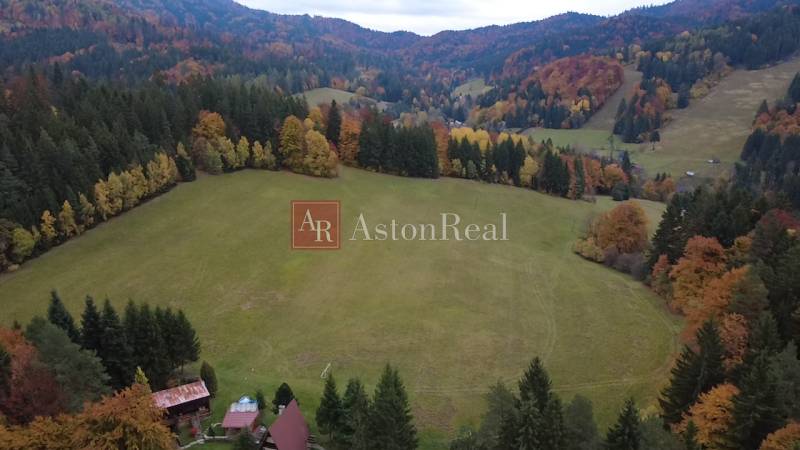 Podzimní krajina s barevnými listy v Rekreačních pozemcích v Čertově, Lazy pod Makytou.