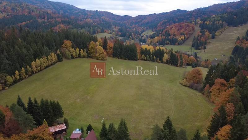 Podzimní krajina s lesy v okolí rekreačních pozemků v Čertově, Lazy pod Makytou.