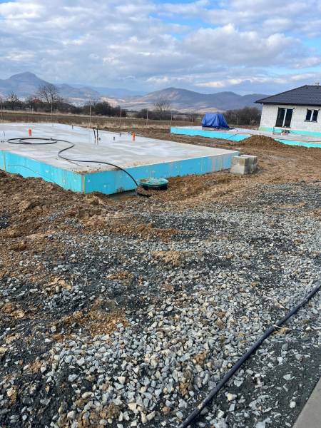 Stavba na ulici Vyšná Šebastová zobrazuje základy rodinného domu v malebném prostředí.