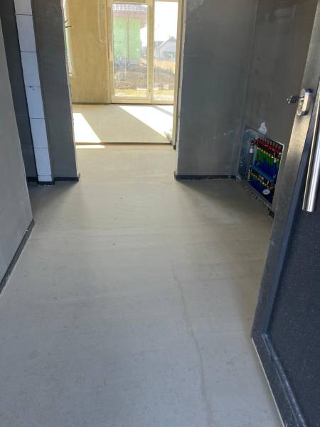 Chodba v rodinném domě s podlahovým vytápěním, výhled směřuje na ulici Vyšná Šebastová.