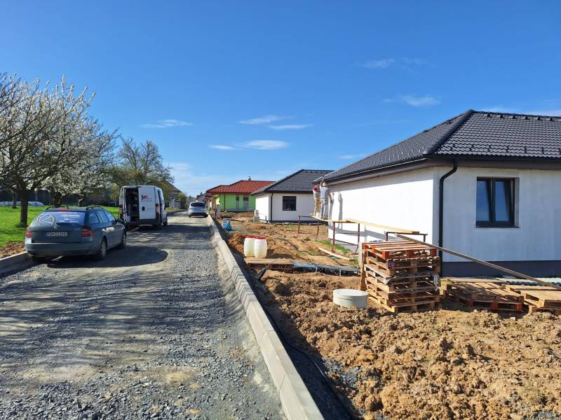 Výstavba rodinných domů na Vyšné Šebastové, Prešov. Práce probíhají podél cesty.