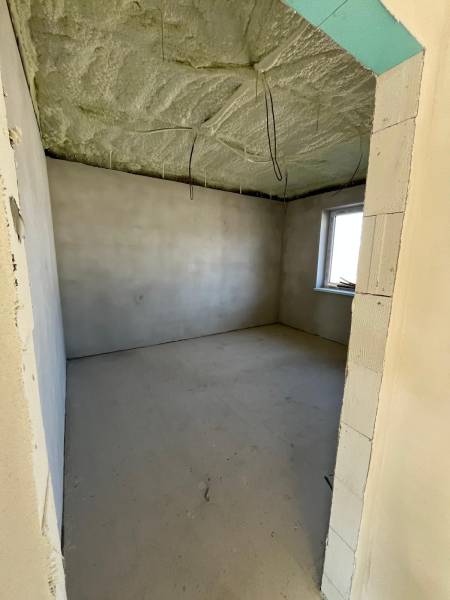 Pokoj ve výstavbě s oknem, tepelně izolovaný strop, v Rodinném domě Vyšná Šebastová.