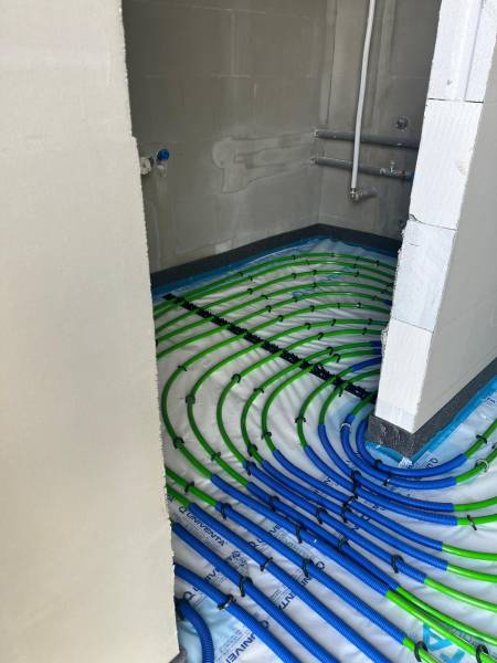 Podlahové topení v rodinném domě na ulici Vyšná Šebastová, instalace rozvodů v interiéru.