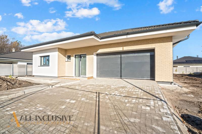 Rodinný dům na ulici Florida Villa Park v Dunajské Stredě s velkou dvojgaráží.