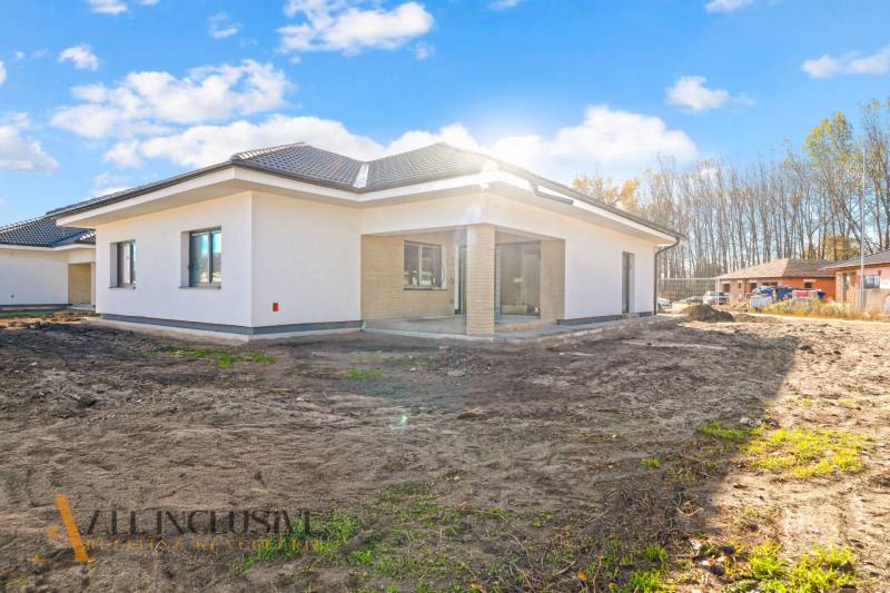 Rodinný dům na ulici Florida Villa Park v Dunajské Stredě s travnatým pozemkem.