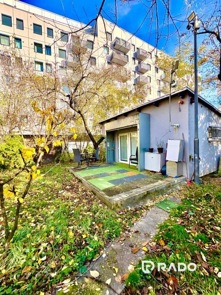 Zahrada u rodinného domu na Hraniční ulici v Bratislavě - Prievozu s terasou.