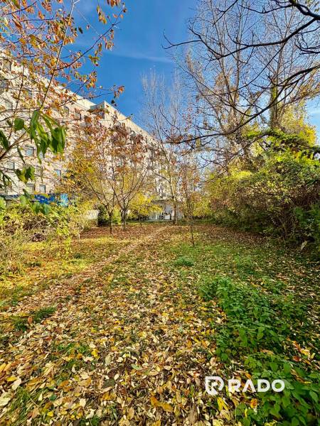 Podzimní zahrada u paneláku na Hraniční ulici v Bratislavě - Prievoze.