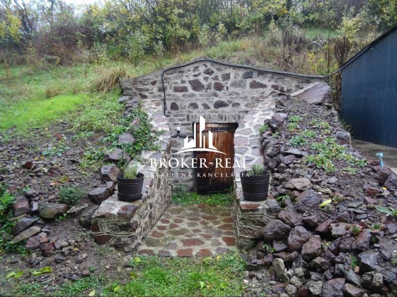 Kamenný sklep na zahradě rodinného domu ve městě FONY.