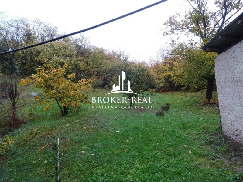 Rodinný dům v obci Fony s travnatou zahradou a okolním lesním prostředím.