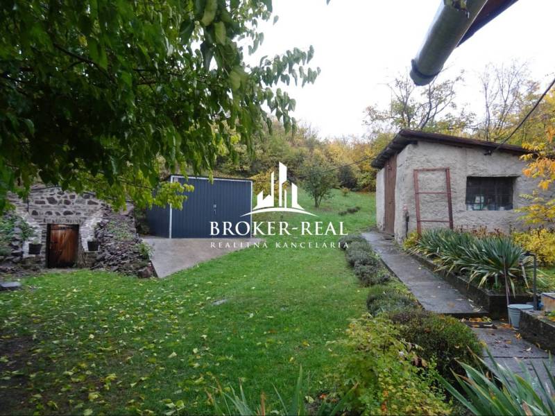 Rodinný dům v obci Fony s dvorem, trávníkem a okolím plným zeleně.