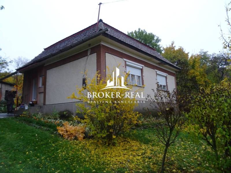 Rodinný dům obklopený zelení a keři, Fony.