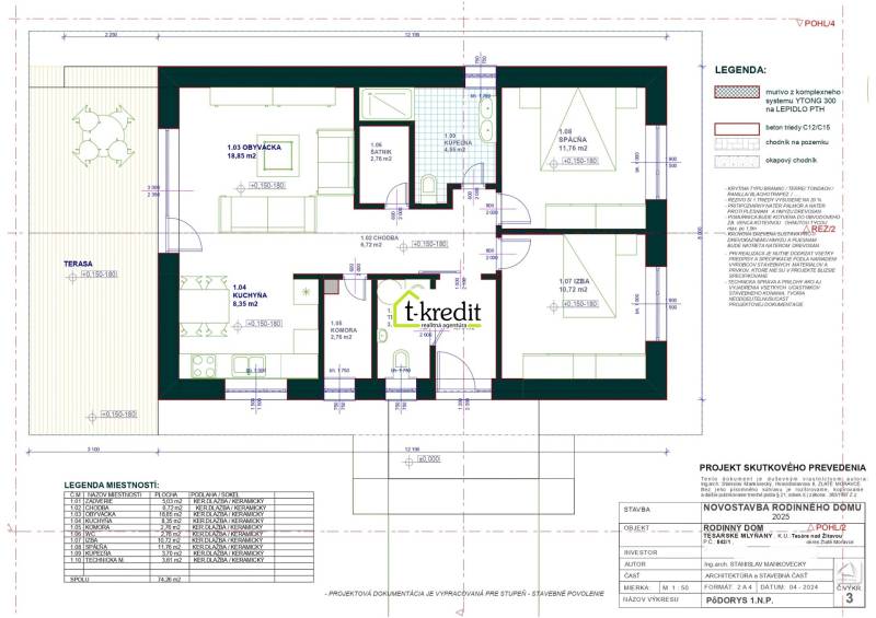 Půdorys rodinného domu v Tesárských Mlýnech s terasou a místnostmi.