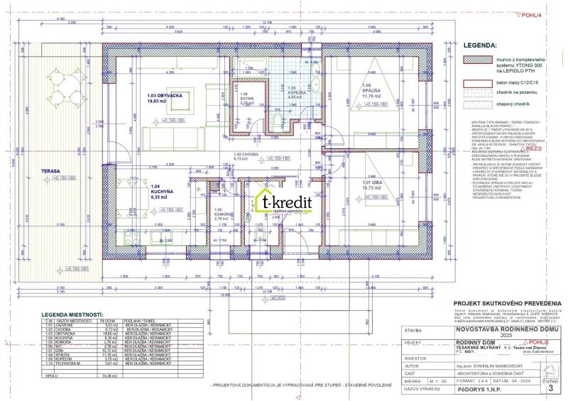 Půdorys rodinného domu v Tesárskych Mlyňanoch s terasou a rozložením místností.
