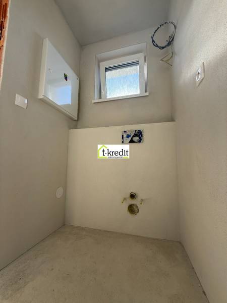 Prostor s oknem a instalací pro spotřebiče v rodinném domě.