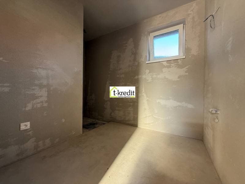 Holé stěny, okno a zásuvka uvnitř rodinného domu; připravené na další úpravy.