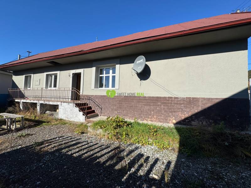 Rodinný dům na Varovecké ulici v Družstevné pri Hornádu s přilehlou zahradou.