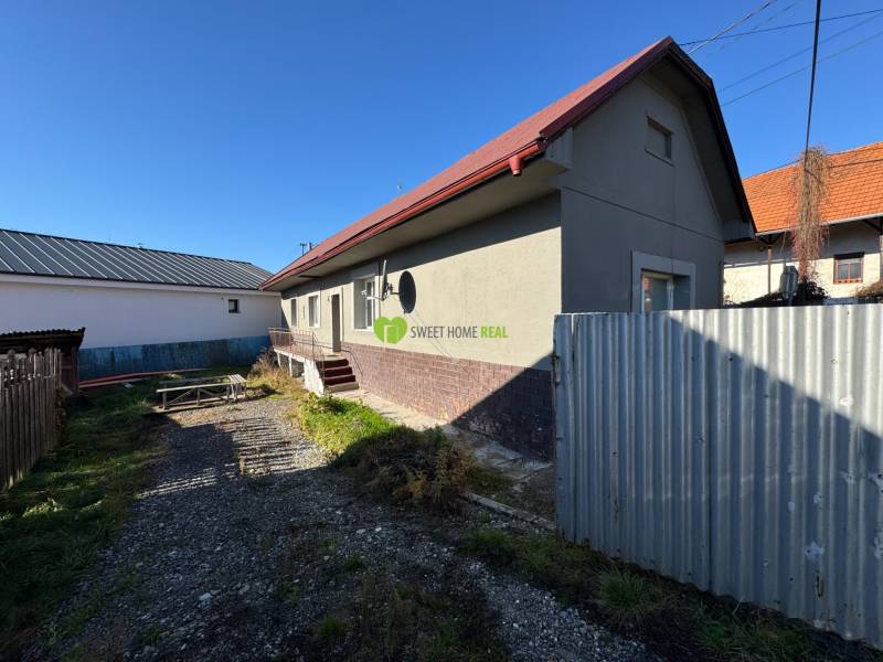 Rodinný dům na Varovecké ulici v Družstevné pri Hornádu s dvorem a bránou.