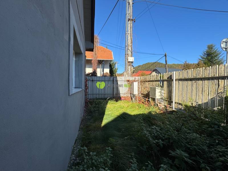 Rodinný dům na Varovecké ulici v Družstevné pri Hornáde, zahrada s oplocením.