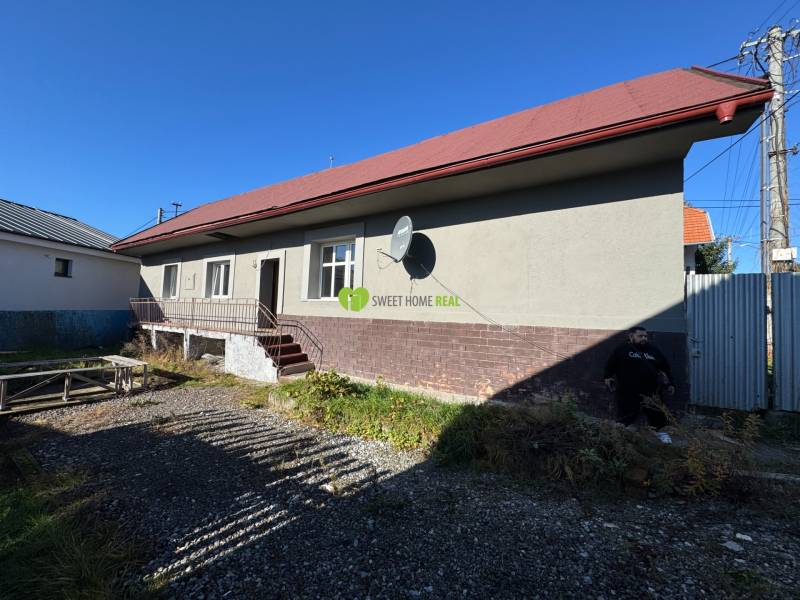 Rodinný dům na Varovecké ulici v Družstevné pri Hornádu s přilehlým dvorem.