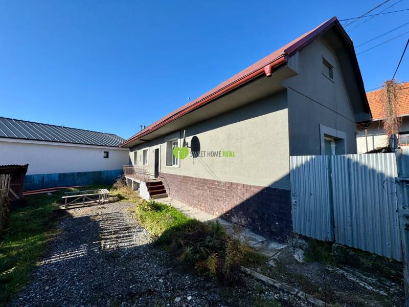 Rodinný dům na Varovecké v Družstevné pri Hornádu s dvorem a drobnou stavbou.