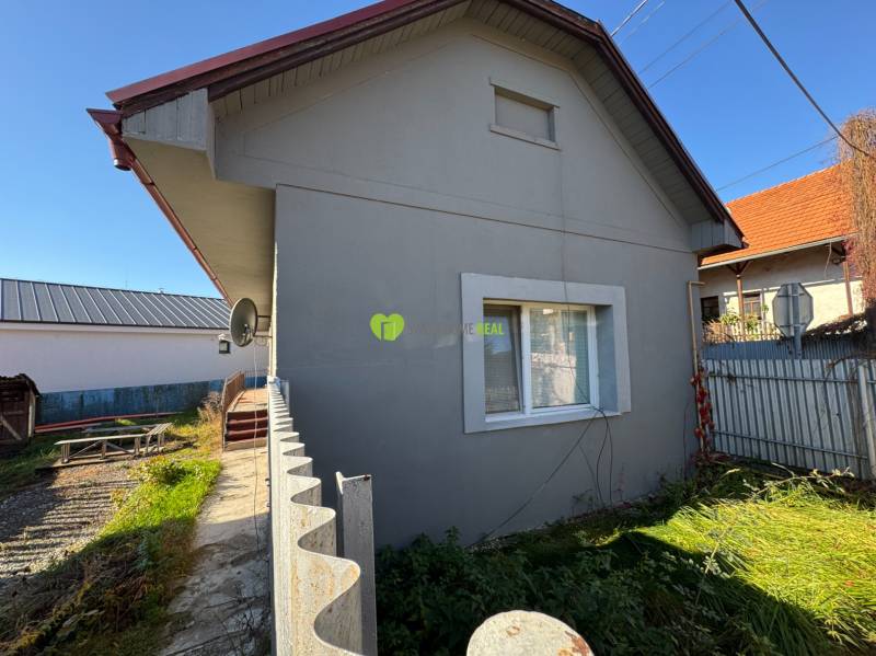 Rodinný dům na Varovecké ulici v Družstevné pri Hornádu s travnatou zahradou a plechovým plotem.