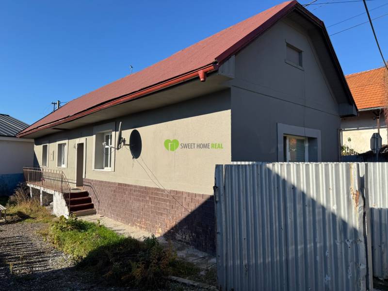 Rodinný dům na Varovecké ulici v Družstevné pri Hornádu s červenou plechovou střechou.