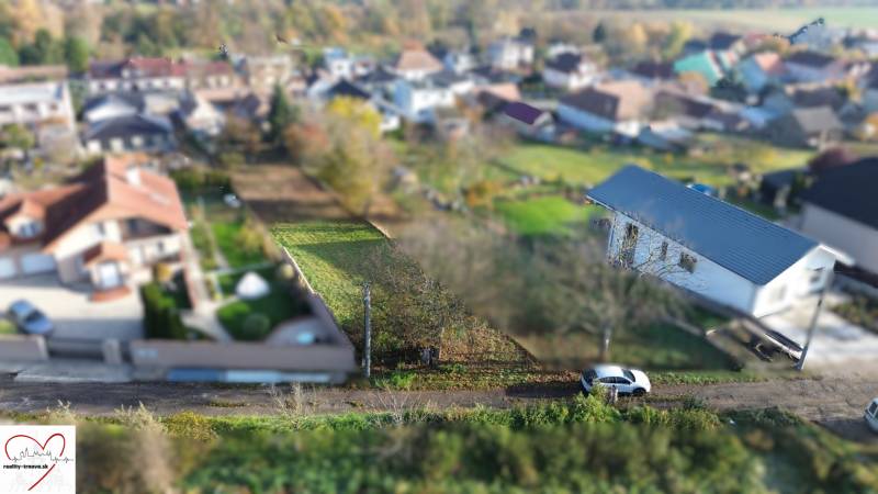 Letecký pohled na pozemek pro bydlení na ulici M.H. Chvotekové v Dolní Krupé.