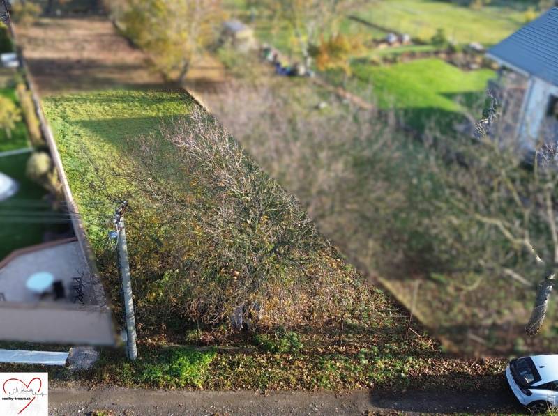 Pozemek na bydlení v Dolní Krupé na M.H. Chvotekové obklopený zelení a stromy.