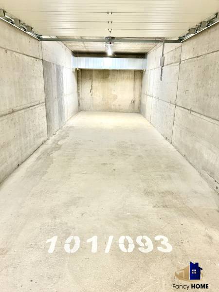 Betonová garáž na Karpatské ulici v Popradu s číslem 101/093.