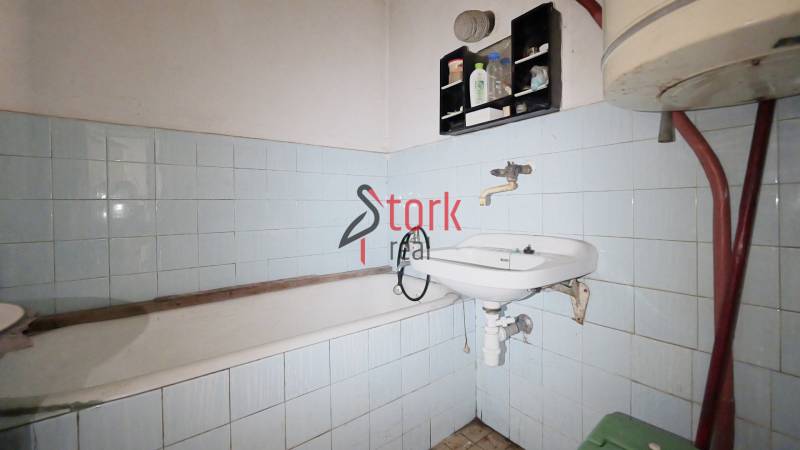 Koupelna s vanou, umyvadlem a modrými obklady v rodinném domě.