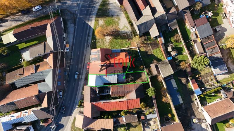 Letecký pohled na rodinný dům na Kostelní ulici v Rajci s dvorem.
