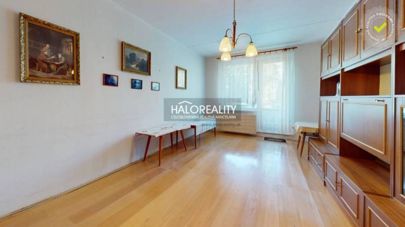 Kuchyně v 3-pokojovém bytě s původní linkou a podlahou s dřevěným dekorem.