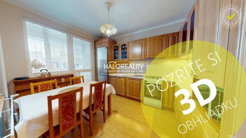 Kuchyně v 2pokojovém bytě se světlým dřevěným dekorem a jídelním stolem.