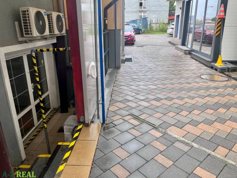 Dlázděný chodník před obchodními prostory na Račianské ulici v Bratislavě - Nové Město.