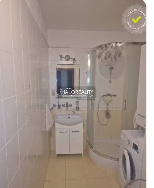 Koupelna 3pokojového bytu s rohovým sprchovým koutem a pračkou.