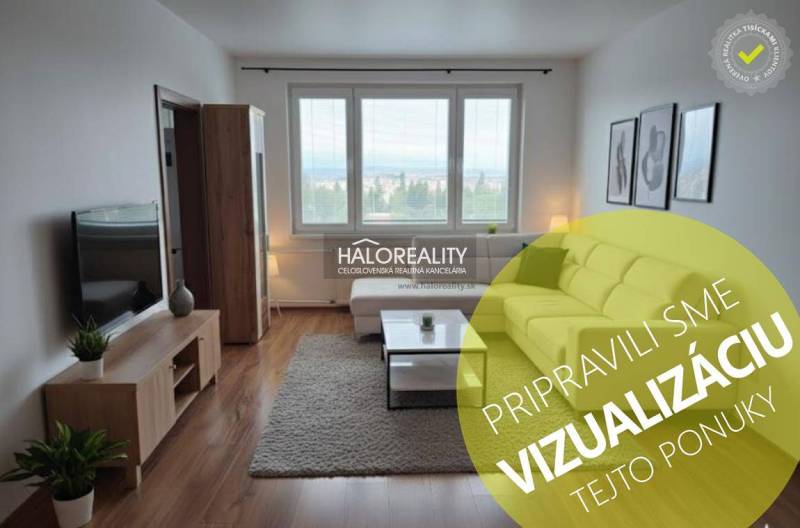 Obývací pokoj v 3-pokojovém bytě s podlahou s dřevěným dekorem a velkými okny.