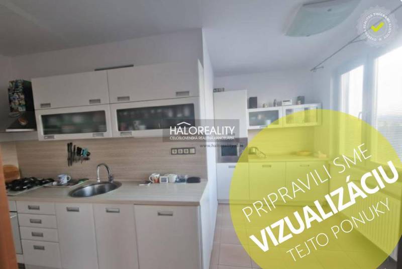 Kuchyně ve 3-pokojovém bytě s bílými skříňkami a plynovým sporákem.