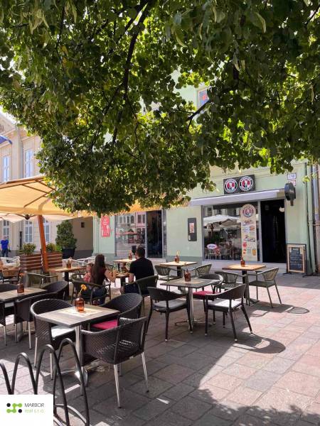 Terasa restaurace pod stromy na Hlavní 74 v Košicích - městská část Staré Město.
