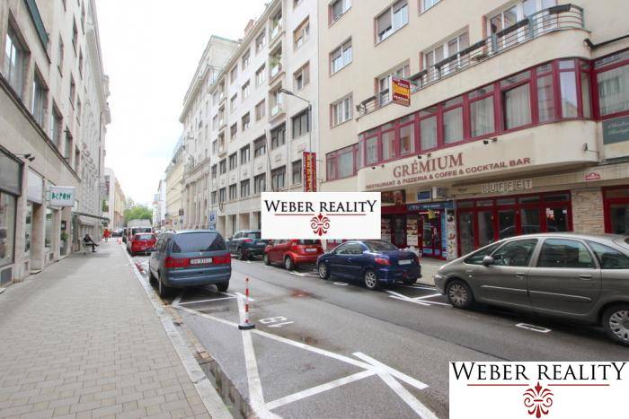 Ulice Gorkého v Bratislavě - Staré Město se zaparkovanými auty a obchody.