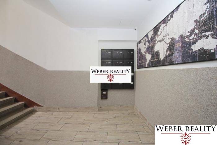 Schodiště s poštovními schránkami a mapou světa, vchod do 2pokojového bytu.