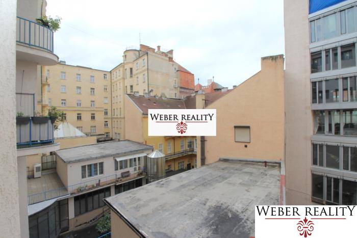 Výhled z 2pokojového bytu na dvory a budovy v Bratislavě, Gorkého, Staré Město.