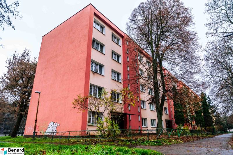 Exteriér 2-pokojového bytu na Lidové ulici, Košice - městská část Západ, s okolní zelení.