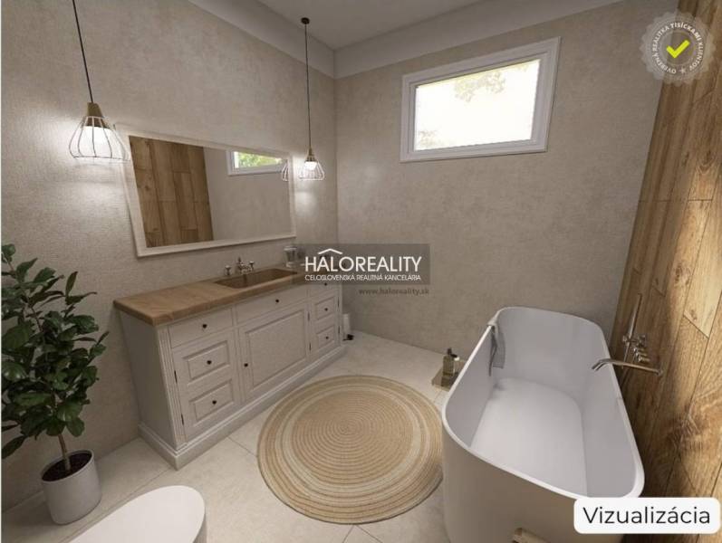 Koupelna v rodinném domě s vanou, umyvadlem, dřevěným dekorem a rostlinou.