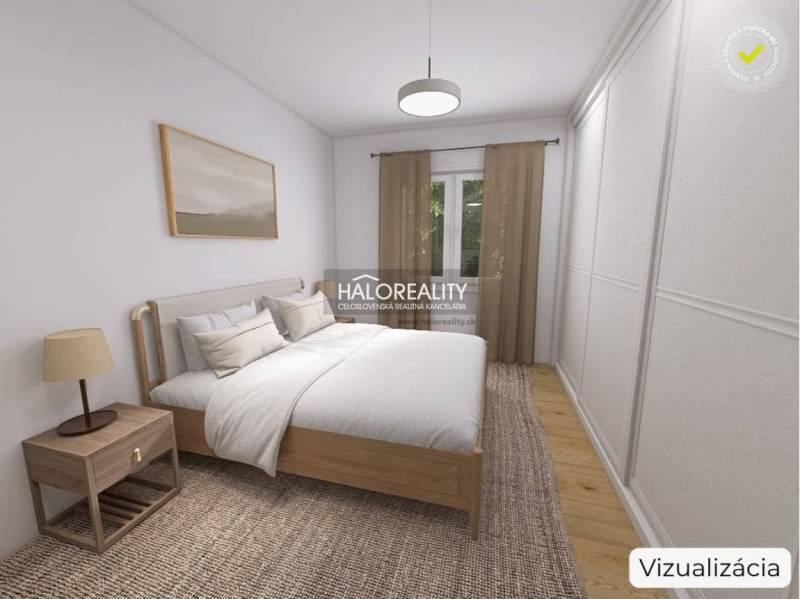 Ložnice v rodinném domě s postelí, nočním stolkem a podlahou s dřevěným dekorem.