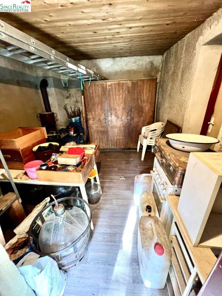 Sklad s různým vybavením a podlahou s dřevěným dekorem v rodinném domě.