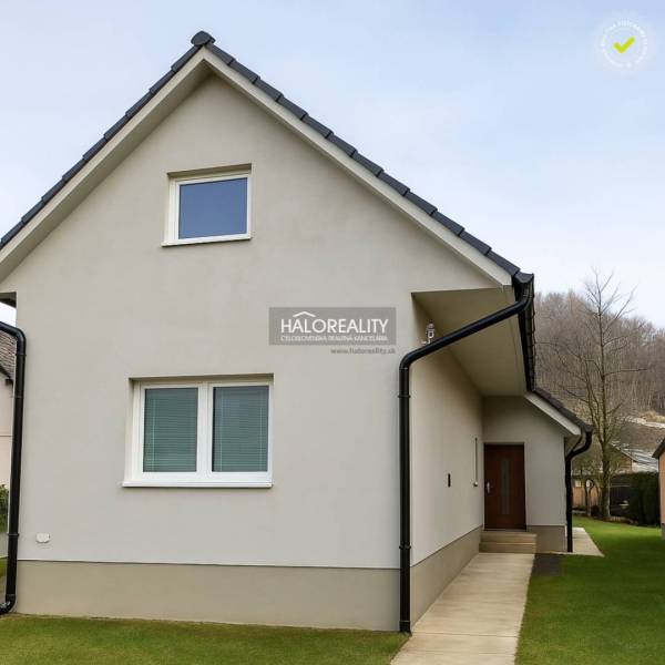 Rodinný dům v Kľačne s podkrovím a travnatým okolím.