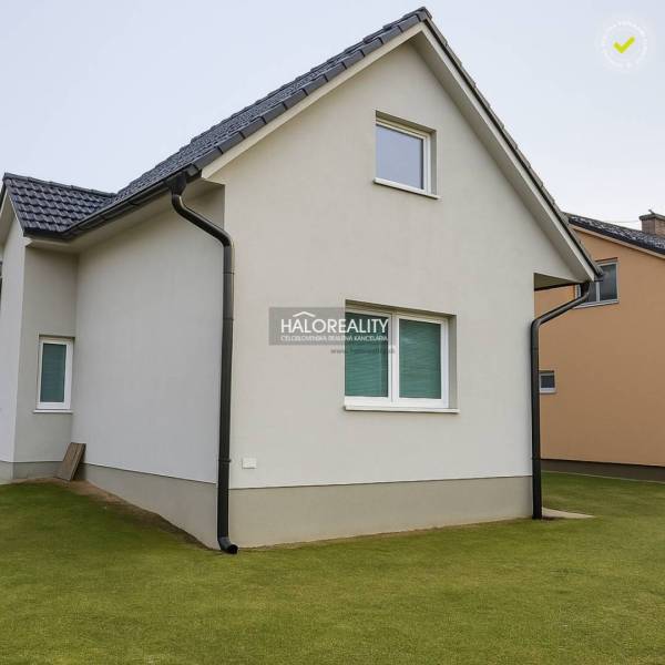 Rodinný dům v Kľačne s jednoduchou fasádou a šikmou střechou.