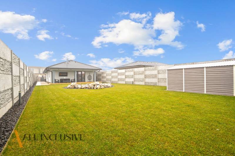 Rodinný dům na Mostové v Galantě s travnatým dvorem a kamennou dekorací.